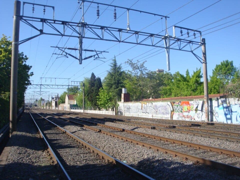 Detuvieron a una banda que robaba cables de cobre de las vías del tren y provocaba demoras en tres líneas