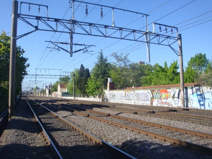Detuvieron a una banda que robaba cables de cobre de las vías del tren y provocaba demoras en tres líneas