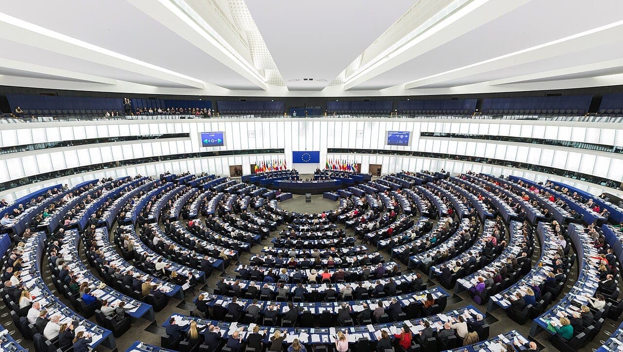 La Unión Europea aprobó nuevas reglas para los sistemas de inteligencia artificial que usan datos personales