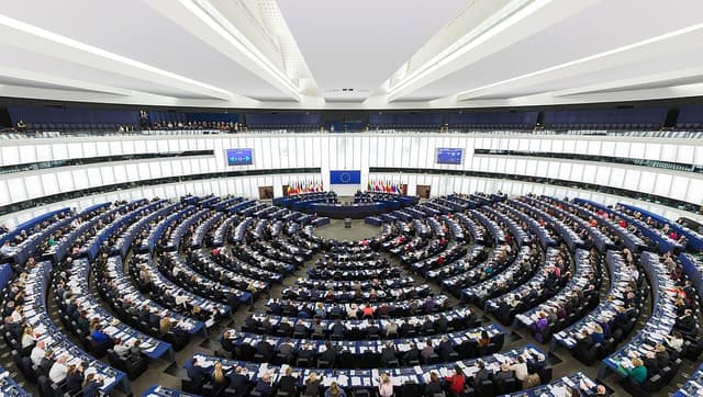 La Unión Europea aprobó nuevas reglas para los sistemas de inteligencia artificial que usan datos personales