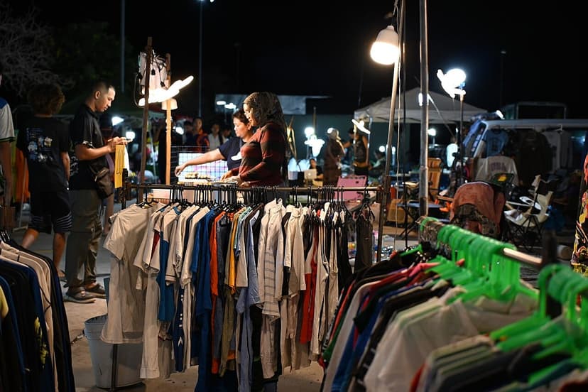 Las ferias de ropa usada se multiplican y la moda circular gana terreno entre los jóvenes