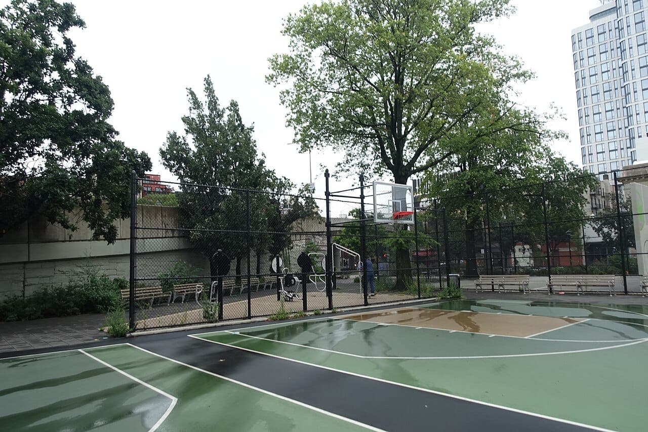 Un base bahiense de 18 años firmó con una universidad de la NCAA y sueña con la NBA