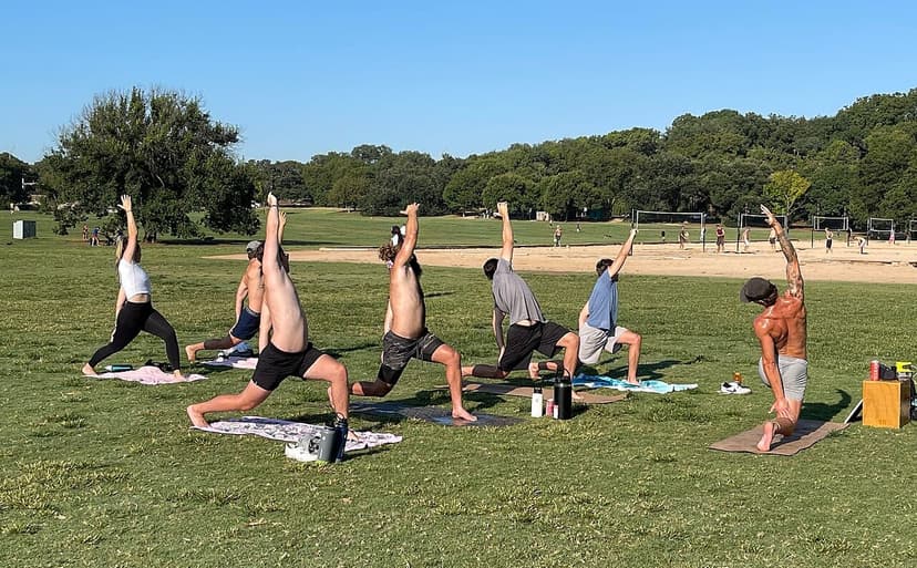 Yoga y pilates al aire libre: las plazas se llenan de clases gratuitas con la llegada del calor
